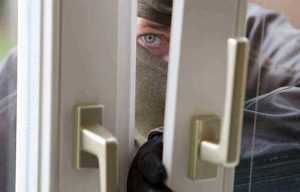 Un hoț a spart casa unei femei din Ștefănești și i-a furat 15.500 de lei! A fost arestat pentru 30 de zile 8 hot furt 6 - Un hoț a spart casa unei femei din Ștefănești și i-a furat 15.500 de lei! A fost arestat pentru 30 de zile