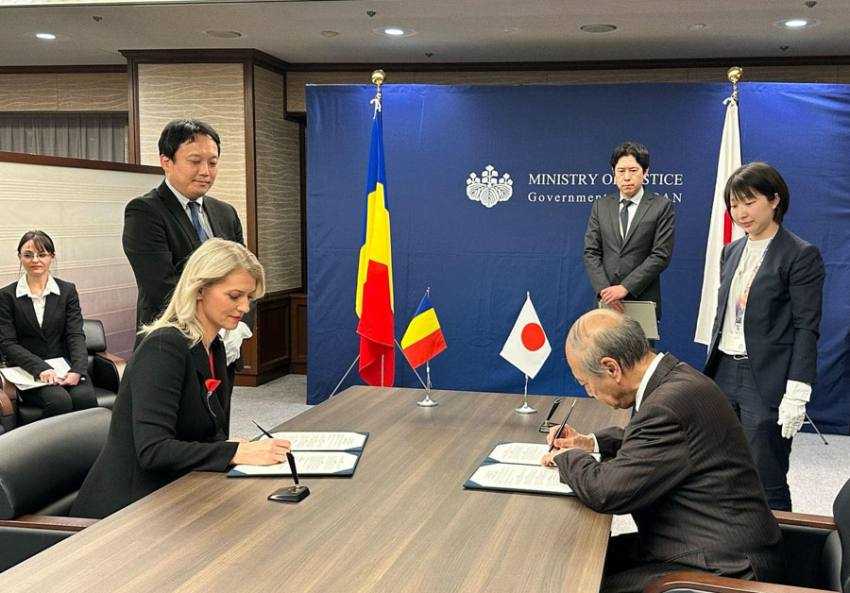 Alina gorghiu cu omologul nipon, Ryuji Koizumi1 Sursă foto: Facebook Alina Gorghiu.