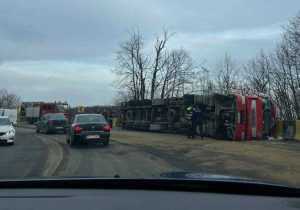 TIR răsturnat în comuna Cotmeana! Șoferul a fost transportat la spital! 14 tir rasturnat