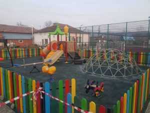 Investiții pentru cei mici la Poienarii de Argeș. Copiii au la dispoziție două locuri de joacă moderne 2 loc de joaca 3 - Investiții pentru cei mici la Poienarii de Argeș. Copiii au la dispoziție două locuri de joacă moderne