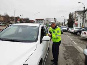 Pitești. Surpriză în trafic pentru șoferițe. Ce au primit doamnele trase pe dreapta de politiști 5 8a89fb45 3f10 4bdc afb0 3c4d1d325a04 - Pitești. Surpriză în trafic pentru șoferițe. Ce au primit doamnele trase pe dreapta de politiști