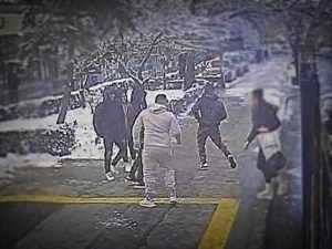 90dbf7f6 7fd9 4830 a619 4101821270f9 - (VIDEO) A fost găsit bărbatul care a trântit din autobuz o tânără în Piteşti