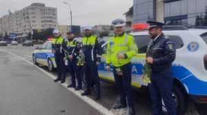 (VIDEO) Polițiștii piteșteni au dat șoferițelor flori de 1 Martie! 27 Imagine WhatsApp 2024 03 01 la 18.37.36 07dd1e8f - (VIDEO) Polițiștii piteșteni au dat șoferițelor flori de 1 Martie!