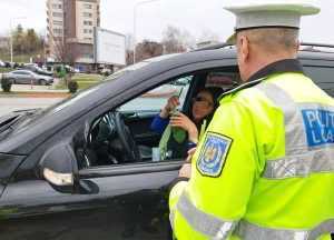 Pitești. Surpriză în trafic pentru șoferițe. Ce au primit doamnele trase pe dreapta de politiști 1 f938cf80 1460 4cb2 af19 32bdf3a16acc - Pitești. Surpriză în trafic pentru șoferițe. Ce au primit doamnele trase pe dreapta de politiști