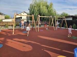 Noi zone de agrement pentru locuitorii din Bradu 5 loc joaca Bradu