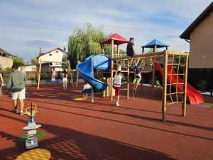 Noi zone de agrement pentru locuitorii din Bradu 4 loc joaca Bradu