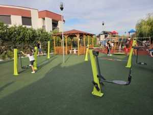 Noi zone de agrement pentru locuitorii din Bradu 3 loc joaca Bradu