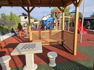 Noi zone de agrement pentru locuitorii din Bradu 2 loc joaca Bradu