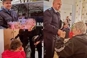 page - Jandarmii argeșeni au oferit mărțișoare femeilor din cadrul Centrului de Îngrijire și Asistență Pitești
