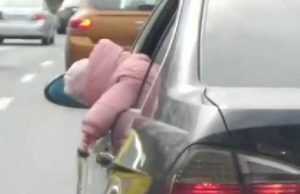 copil iesit pe geam trafic bucuresti 889486 - Copil filmat atârnând pe geamul deschis al unei mașini, în trafic