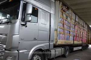 1709455790305 16217 S4 - Prosoape, covorașe de baie și haine contrafăcute, în valoare de 4 milioane de lei, reținute de polițiștii de frontieră