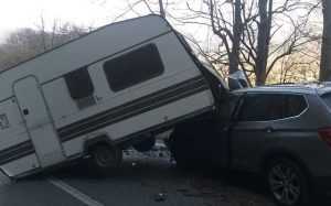 47da8957 0ff3 4a26 96ef 4c7c45427932 - Mașină distrusă de o rulotă la Dragoslavele!