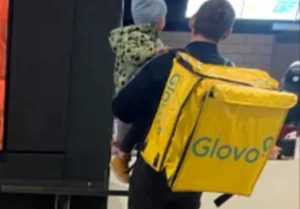 cats - Imagini emoționante cu un curier Glovo : „Aveţi un angajat care merită o mărire de salariu”