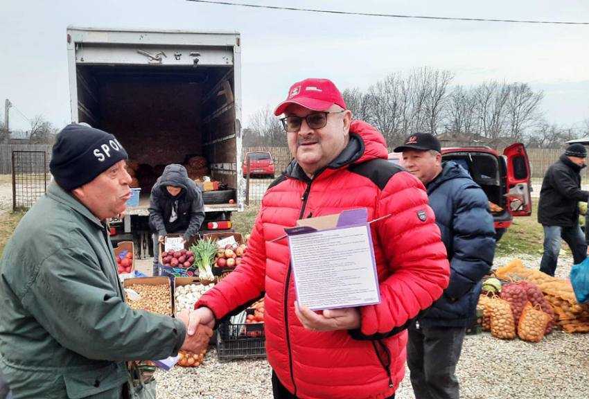 minzina la targul de la mirosi Sursă foto: Facebook PSD Argeș.