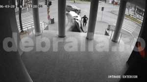 O mașină s-a răsturnat peste o femeie de 81 de ani, după un accident rutier! 18 Foto Captură de Ecran Digi24