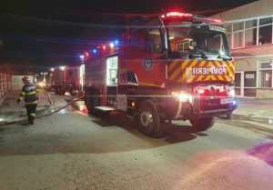 62431708 - Incendiu puternic în Capitală! Arde un atelier de prelucrare a lemnului