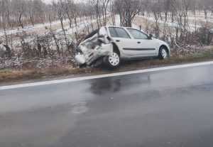 25dd3adc ea81 4956 b6a6 18822f9d615b - Accident pe DN 7! Mașină ieșită în decor