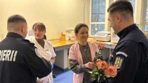 8cbad8af 6bc9 4344 8195 b2f5b4917a86 - Reprezentanții M.A.I au luat cu asalt Centrul de Transfuzie Sanguină Pitești! Au împărțit flori și bomboane