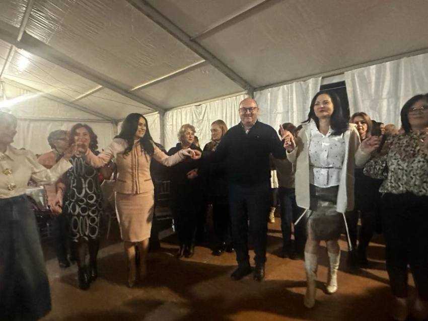 SBO danseaza la maracineni Sursă foto: Facebook PSD Argeș.
