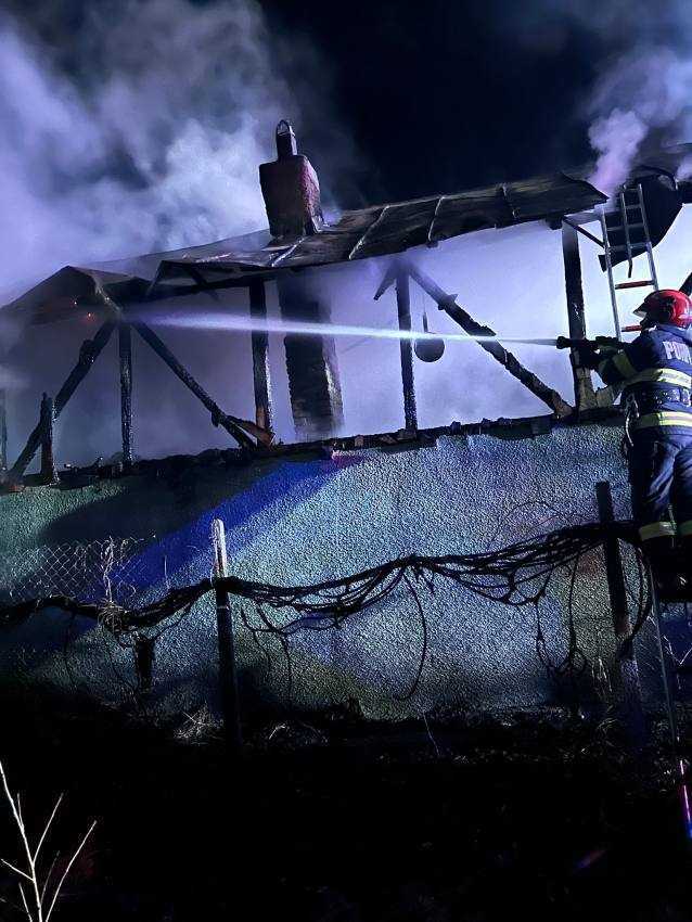 Argeș. Incendiu la o locuință din localitatea Stolnici 4 incendiu casă