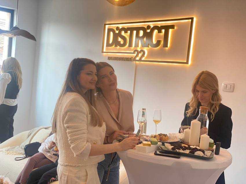 NOU! Tomina Velicu și Mihaela Sturzu au lansat azi DiSTRiCT 22! 2 DiSTRiCT 22