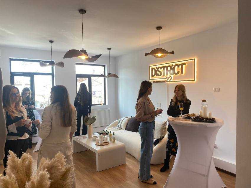 NOU! Tomina Velicu și Mihaela Sturzu au lansat azi DiSTRiCT 22! 1 DiSTRiCT 22