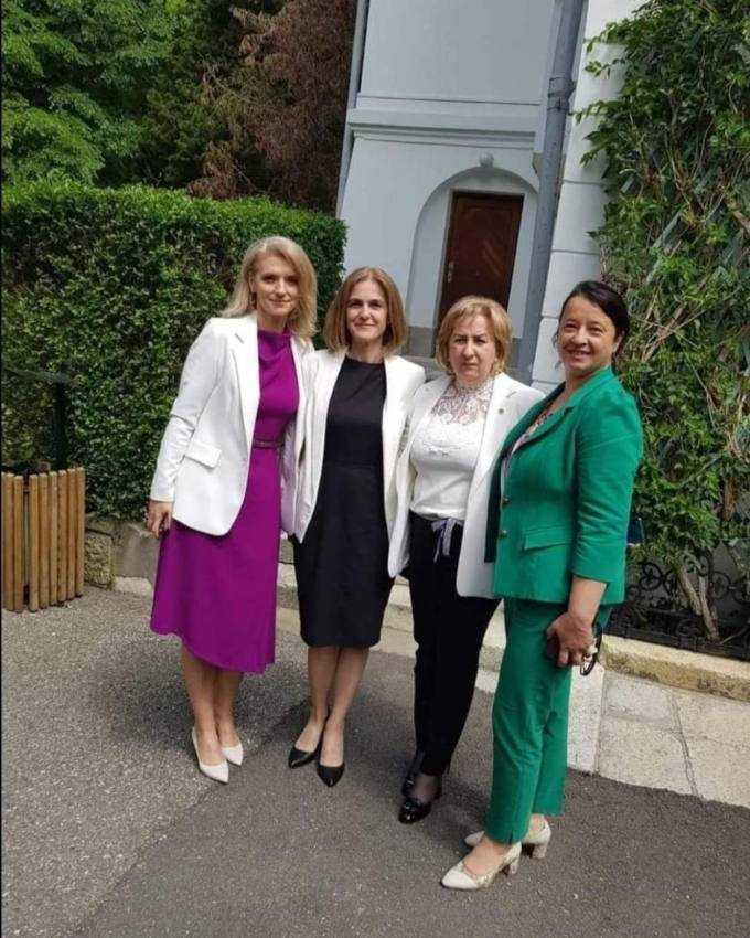 Cătălina Dumitrașcu, inspector general școlar adjunct:,,Nu cred în lupta dintre femei și bărbați, cred în echipă!” 3 Cătălina Dumitrașcu Alina gorghiu