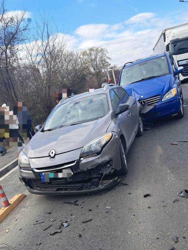 Impact între două autoturisme și o autoutilitară la Pitești! O femeie de 55 de ani transportată la spital! 1 accident Pitești