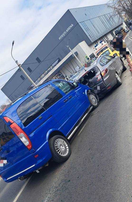 Impact între două autoturisme și o autoutilitară la Pitești! O femeie de 55 de ani transportată la spital! 3 accident Pitești