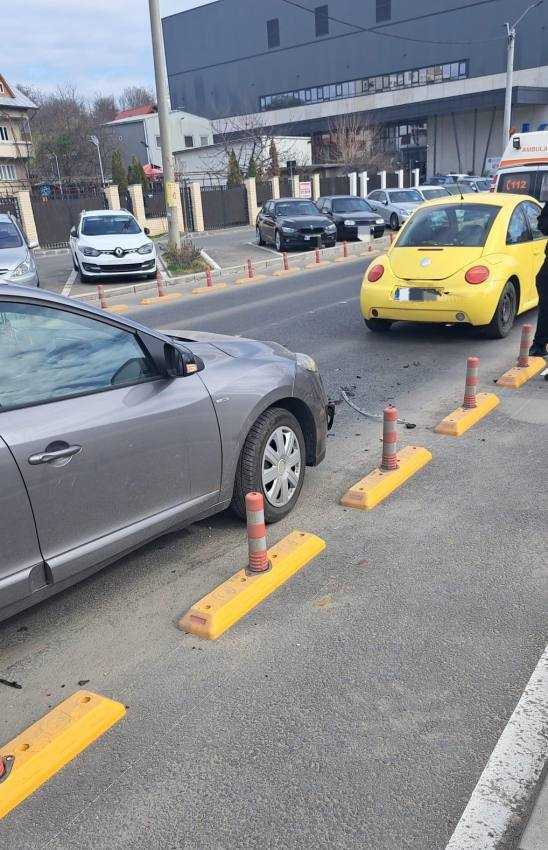 Impact între două autoturisme și o autoutilitară la Pitești! O femeie de 55 de ani transportată la spital! 2 accident Pitești