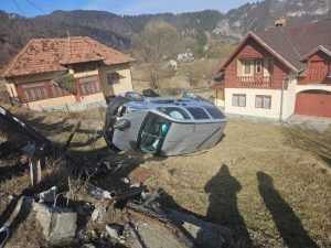 Accident în comuna Dâmbovicioara! S-a răsturnat cu mașina și a ajuns într-o curte! 1 mașină răsturnată