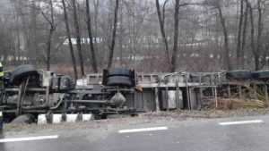 (VIDEO) Autocamion răsturnat în Stoenești! 21 Imagine WhatsApp 2024 03 12 la 18.13.34 11a48263 - (VIDEO) Autocamion răsturnat în Stoenești!