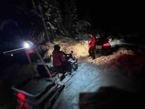 7e0caa03 5525 48e1 92da e22f182cfe1b - Familie cu un bebeluș de cinci luni-rămasă blocată cu mașina în zăpadă. Au mers pe un traseu închis