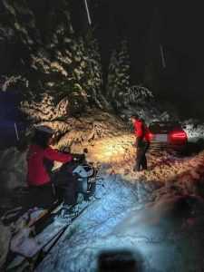 Familie cu un bebeluș de cinci luni-rămasă blocată cu mașina în zăpadă. Au mers pe un traseu închis 2 aeab74bc 6c2c 4486 ae38 75b3df1432dd - Familie cu un bebeluș de cinci luni-rămasă blocată cu mașina în zăpadă. Au mers pe un traseu închis