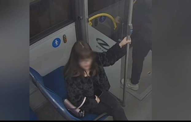 (VIDEO) Alt agresor sexual în autobuz! Poliția caută una dintre victime! Dați share!