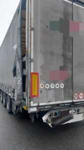 f26ea775 b55a 42e4 b3a5 0c87d101a1f4 - Accident pe Dealul Negru! Trei mașini au fost avariate de un camion