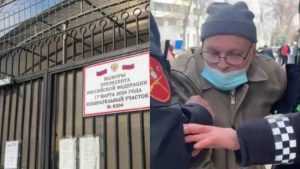 Un bărbat a încercat să incendieze secția de votare de la Ambasada Rusiei în Chișinău 10 barbat arestat alegeri sectie votare ambasada rusiei chisinau 892248 - Un bărbat a încercat să incendieze secția de votare de la Ambasada Rusiei în Chișinău