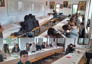 La parohia Găvana IV din municipiul Pitești. Meditații gratuite pentru elevii din anii terminali 5 Sursă foto: Facebook Arhiepiscopia Argeșului și Muscelului.