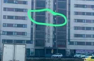 Un bărbat s-a baricadat într-un apartament din Chiajna și amenință că se aruncă de la etaj! S-a încuiat în apartamentul fostei iubite 21 un barbat s a baricadat in apartamentul fostei iubite si ameninta ca sare de la etaj in chiajna 893117 e1711031533952 - Un bărbat s-a baricadat într-un apartament din Chiajna și amenință că se aruncă de la etaj! S-a încuiat în apartamentul fostei iubite