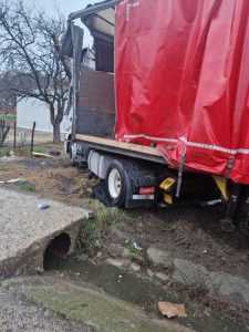 5868e31e 1641 4a0b 8938 028a94373c06 - Accident între două TIR-uri la Drăganu