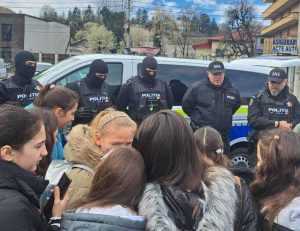 (VIDEO) Zeci de copii și adulți au fost prezenți de Ziua Porților Deschise la Poliția Argeș! 5 Imagine WhatsApp 2024 03 25 la 17.07.29 15601876 e1711381795753 - (VIDEO) Zeci de copii și adulți au fost prezenți de Ziua Porților Deschise la Poliția Argeș!