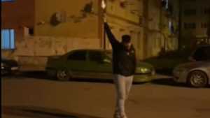 Poliția s-a autosesizat, după ce un tânăr de 20 de ani s-a filmat trăgând cu arma în plină stradă! 4 tanar de 20 de ani arma - Poliția s-a autosesizat, după ce un tânăr de 20 de ani s-a filmat trăgând cu arma în plină stradă!