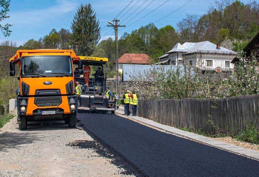 DJ 704E Bascovele – Ursoaia asfaltare drum 2 Sursă foto: Facebook Marius Nicolaescu.