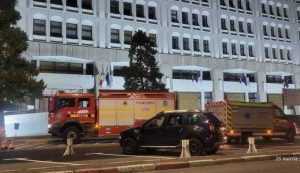 Intervenție a pompierilor la clădirea Palatului Administrativ al județului Argeș! 24 pompieri e1711491217223 - Intervenție a pompierilor la clădirea Palatului Administrativ al județului Argeș!