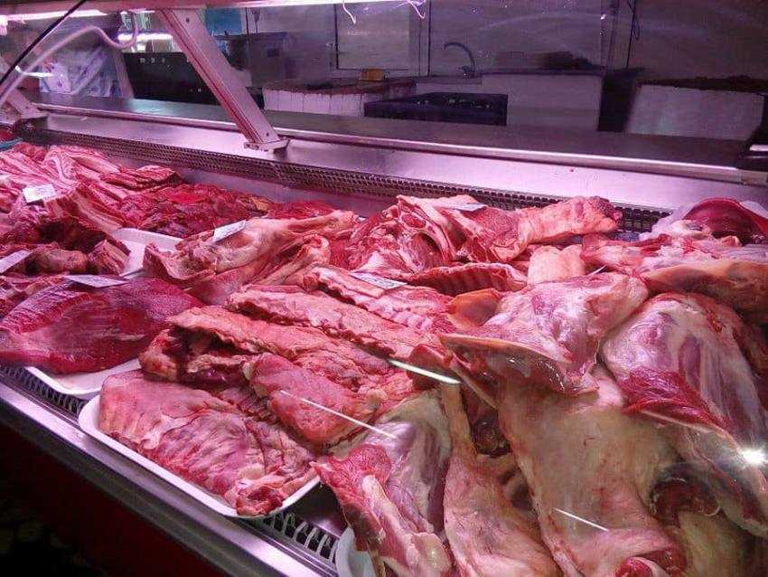 vitrina carne miel piata Sursă foto: Facebook Primăria Municipiului Pitești.