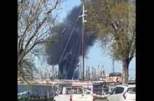 Jmg9NDQwJmhhc2g9NTVlYjRlZjEzNTkzYzc1Nzg4NzBlMWE5MDQ0NmY4YjQ.thumb - Explozie la Rafinăria Petromidia din Năvodari