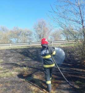 pompieri - Trei hectare de teren ard necontrolat în Argeș! Intervin pompierii!