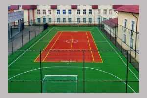 BRADU. Au fost finalizate lucrările de reamenajare la miniterenul de sport din spatele Primăriei 1 la Bradu