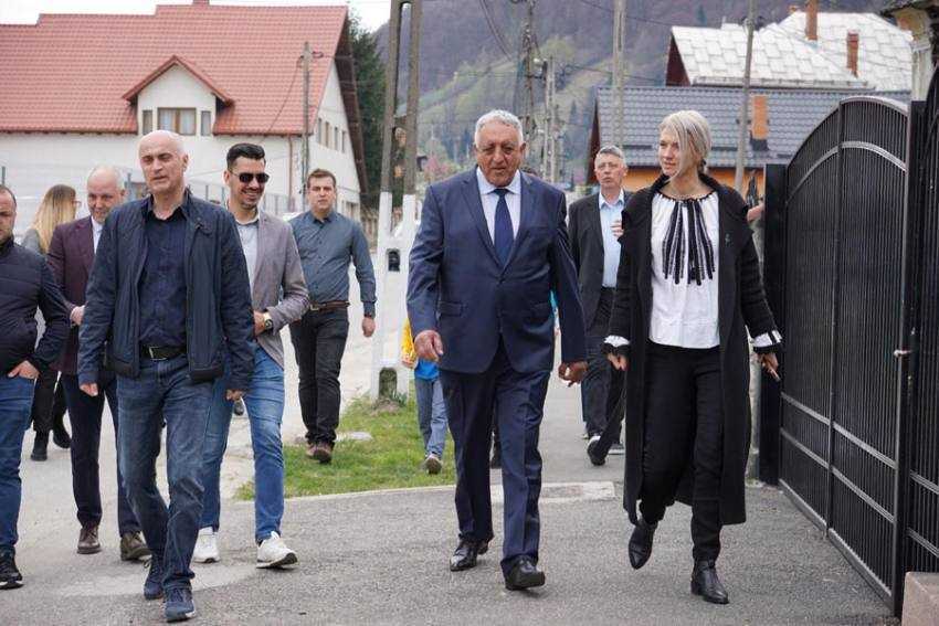 Alina gorghiu, Radu Perianu Ion Pîrnuță la Rucar Sursă foto: Facebook PNL Argeș.