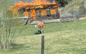 (VIDEO) Incendiu într-o gospodărie din Rucăr! Două case au ars complet 16 POMPIERI INCENDIU e1712672189289 - (VIDEO) Incendiu într-o gospodărie din Rucăr! Două case au ars complet